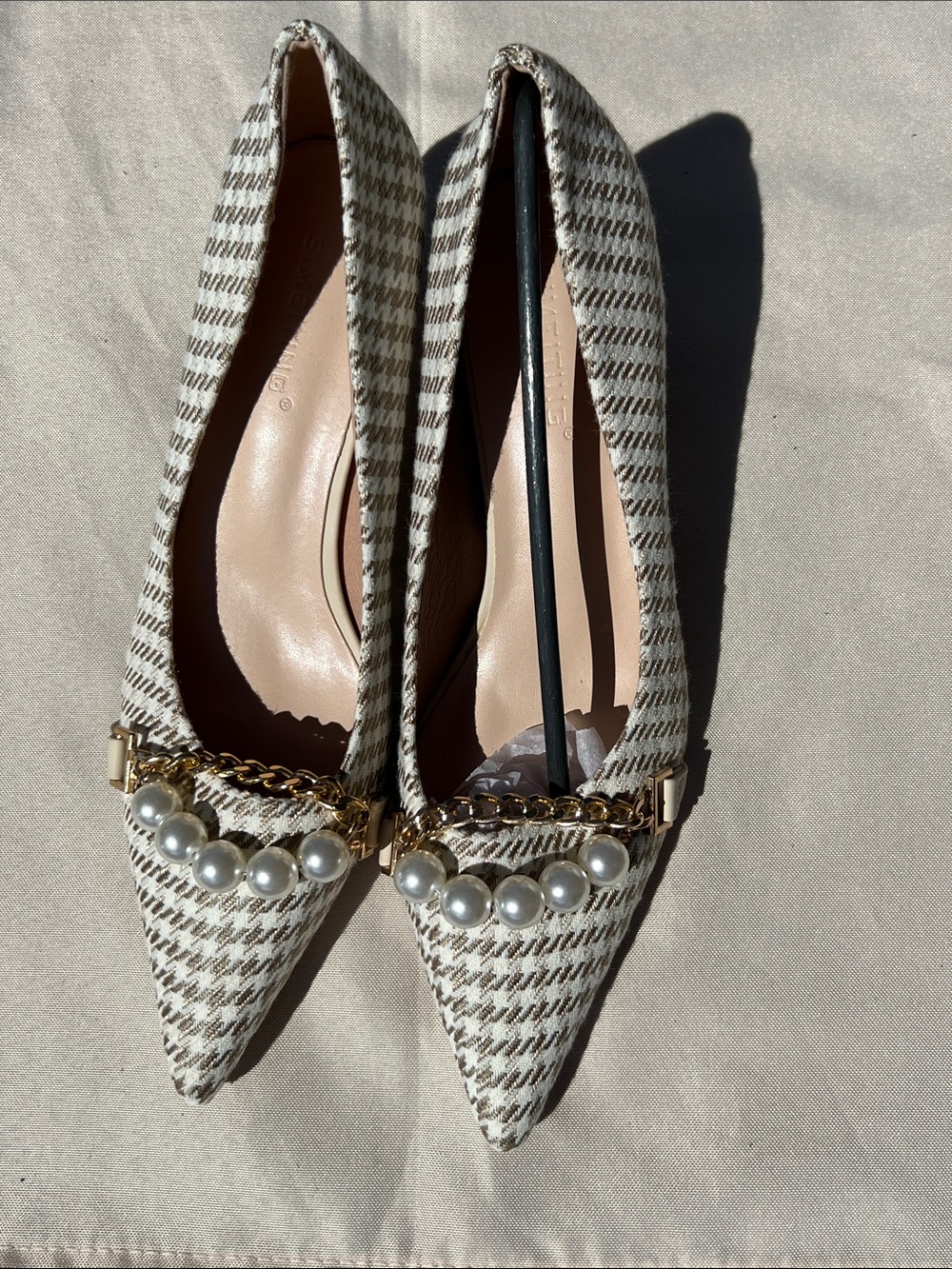 Pearl-Embellished Houndstooth Pointed Flats - White/Tan